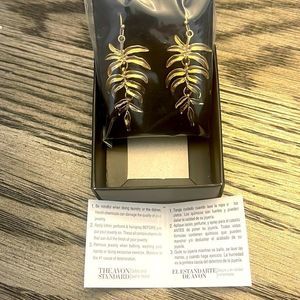 NWT Avon Leaf Drop Earrings